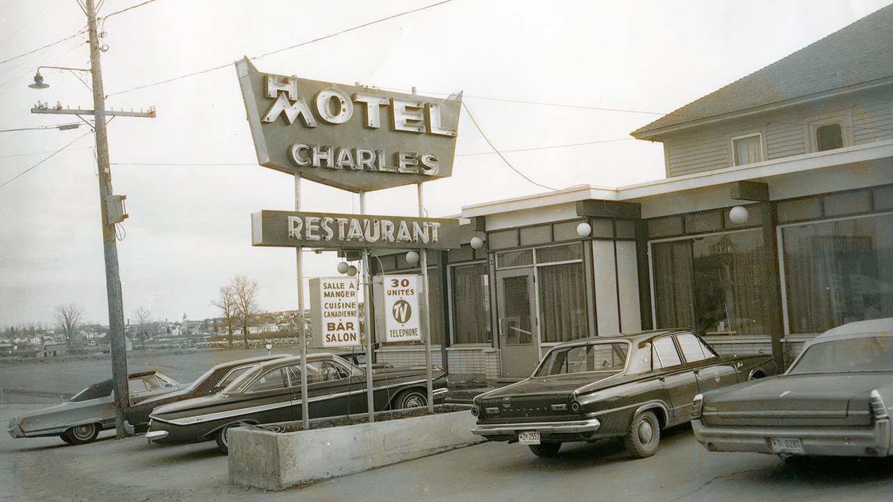 Souvenir du populaire restaurant Charles BBQ 1956-2011