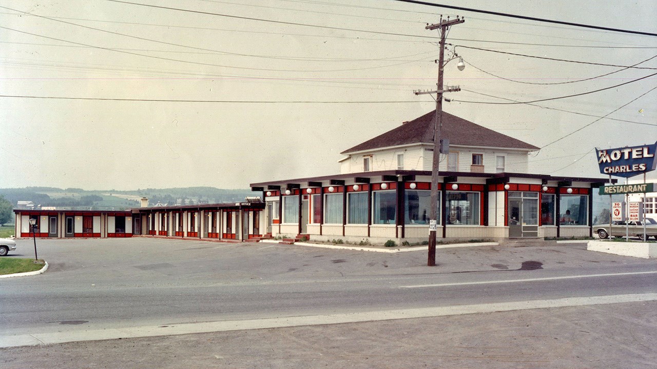 Souvenir du populaire restaurant Charles BBQ 1956-2011