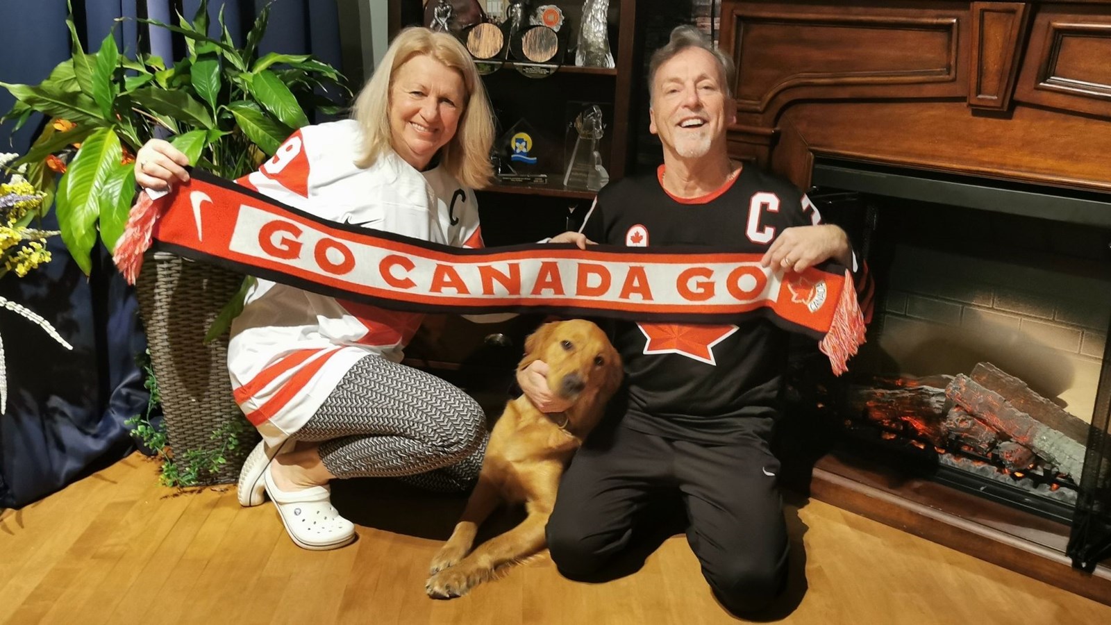Les parents de M-PP, Danye Nadeau et Robert Poulin, avec le chien de la hockeyeuse, Arlo.