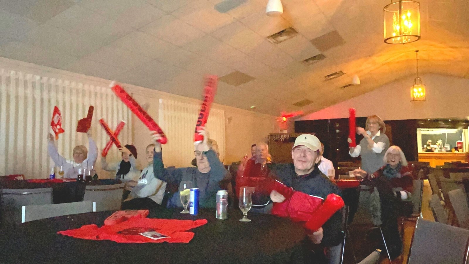 Quelque dizaines de personnes se sont rassemblées au Club de golf de Beauceville pour écouter la partie sur grand écran.