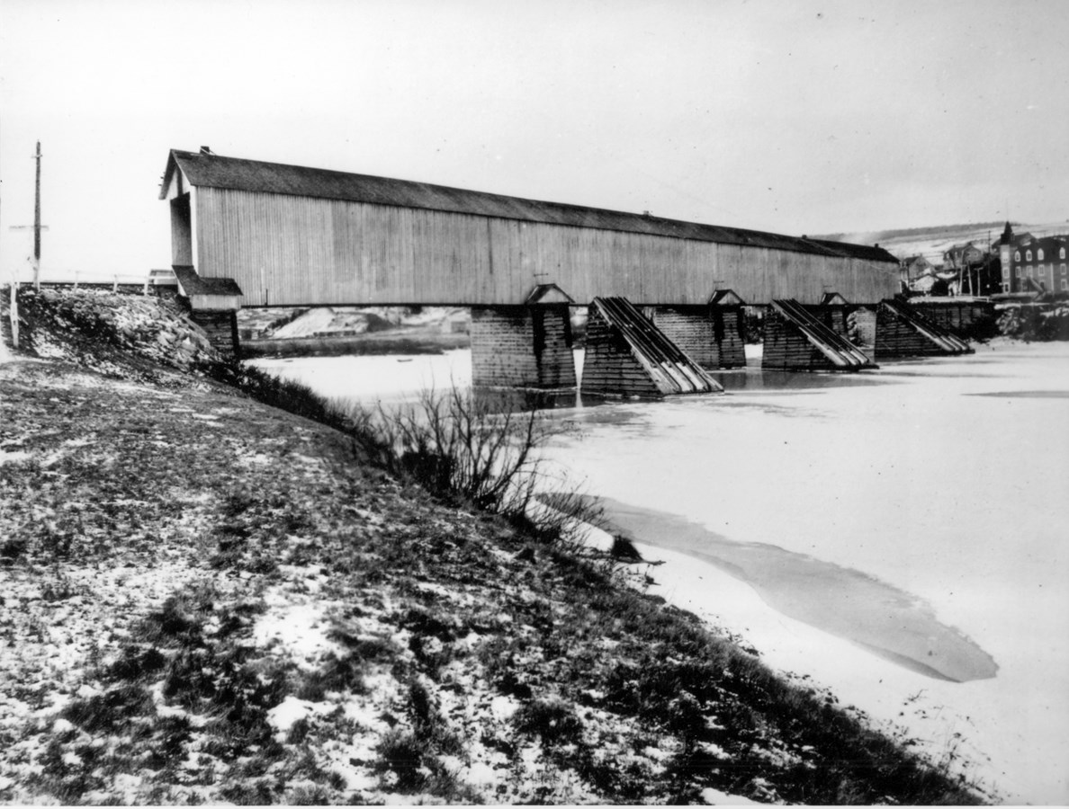Le second « pont des chars » couvert en 1901.