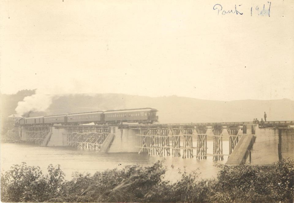 Premier convoi traversant le pont en août 1917.