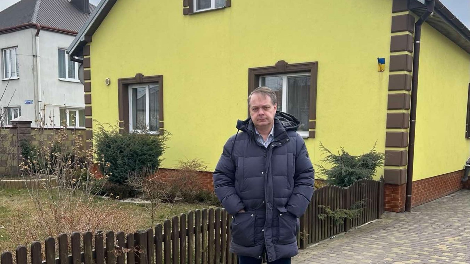 Sylvain Longchamps devant sa résidence de Gorodok. Photo prise le 11 mars 2022.