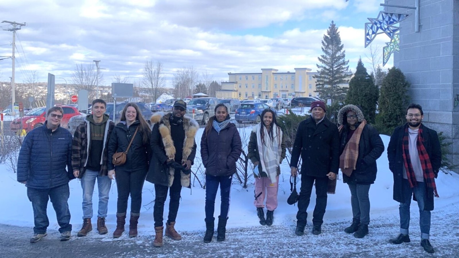 Participants du séjour exploratoire en santé 2022 devant le centre hospitalier de Saint-Georges