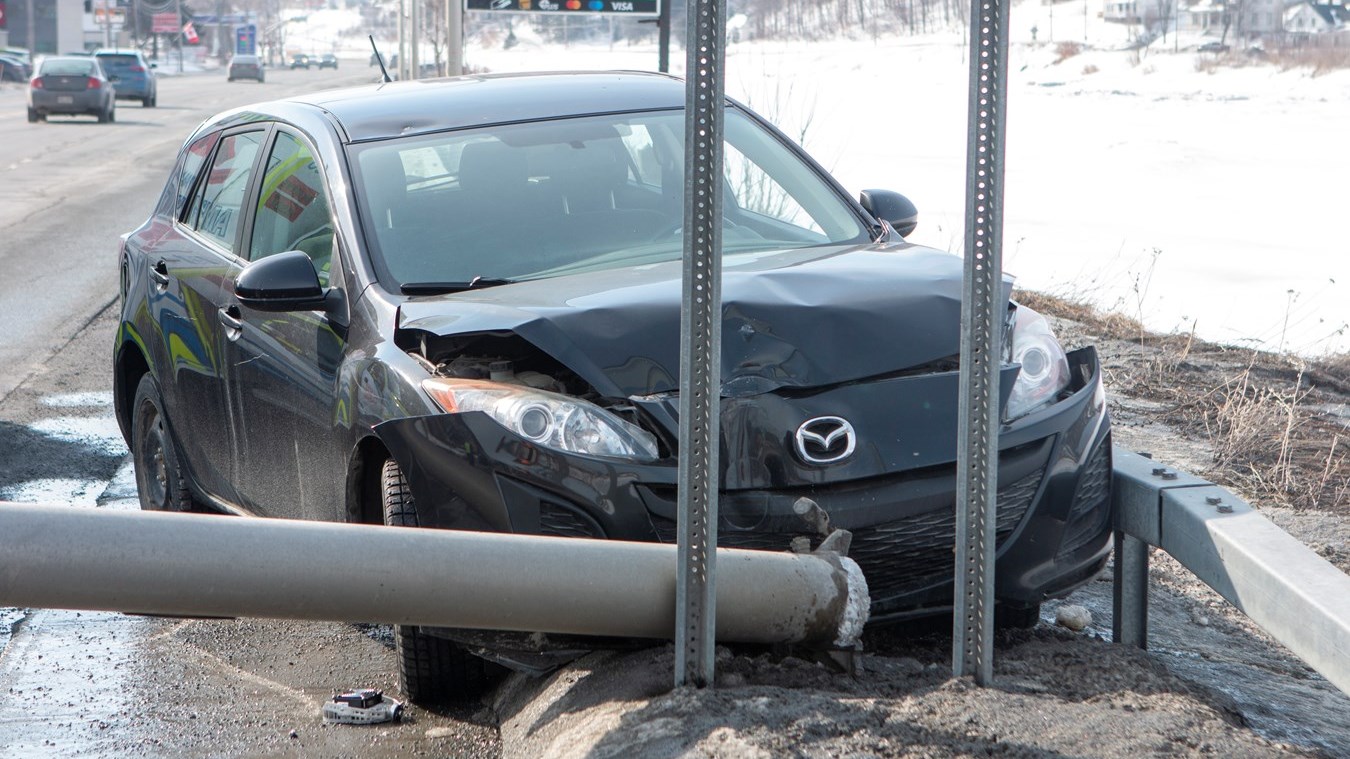 Une voiture frappe un lampadaire