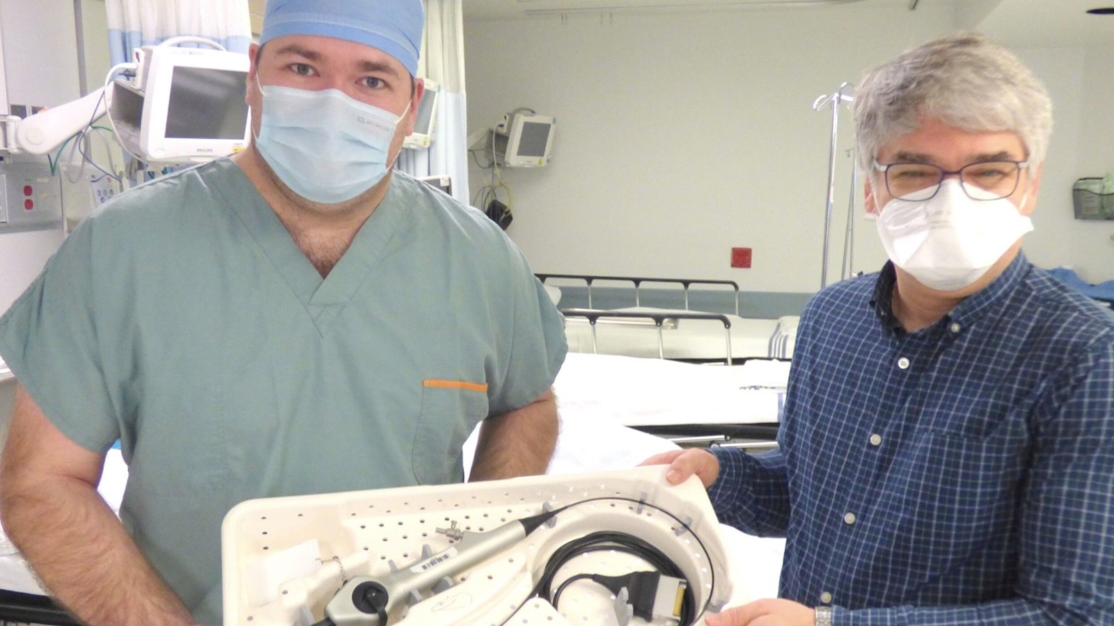 L’infirmier Pierre-Paul Grondin et Dr François Lemelin, urologue.