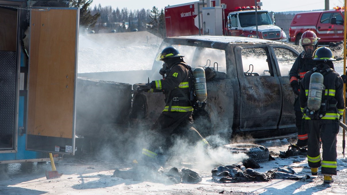 Un «pick-up» rasé par les flammes
