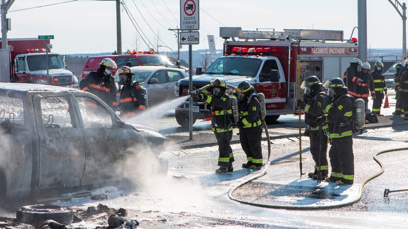 Un «pick-up» rasé par les flammes
