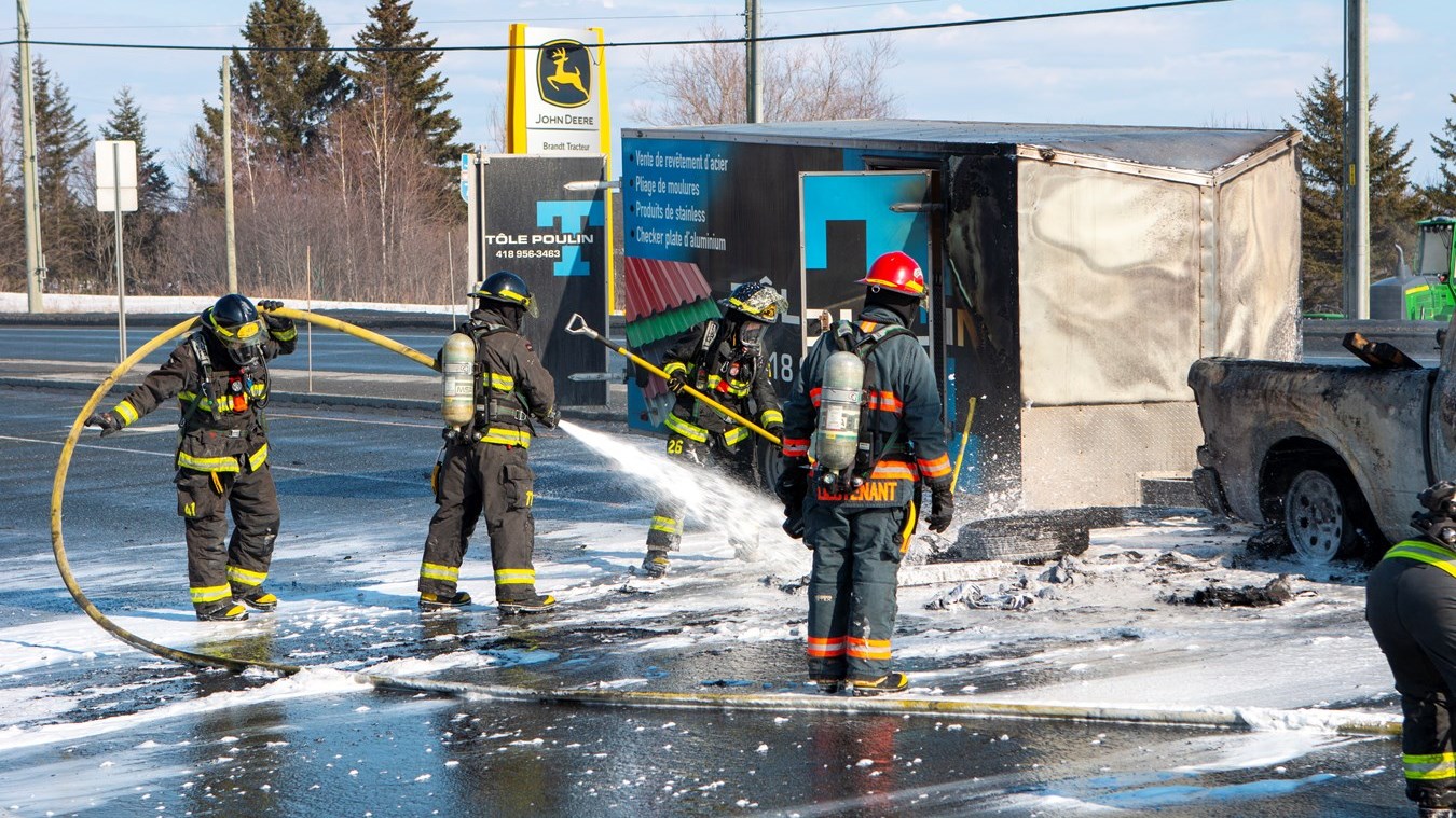 Un «pick-up» rasé par les flammes