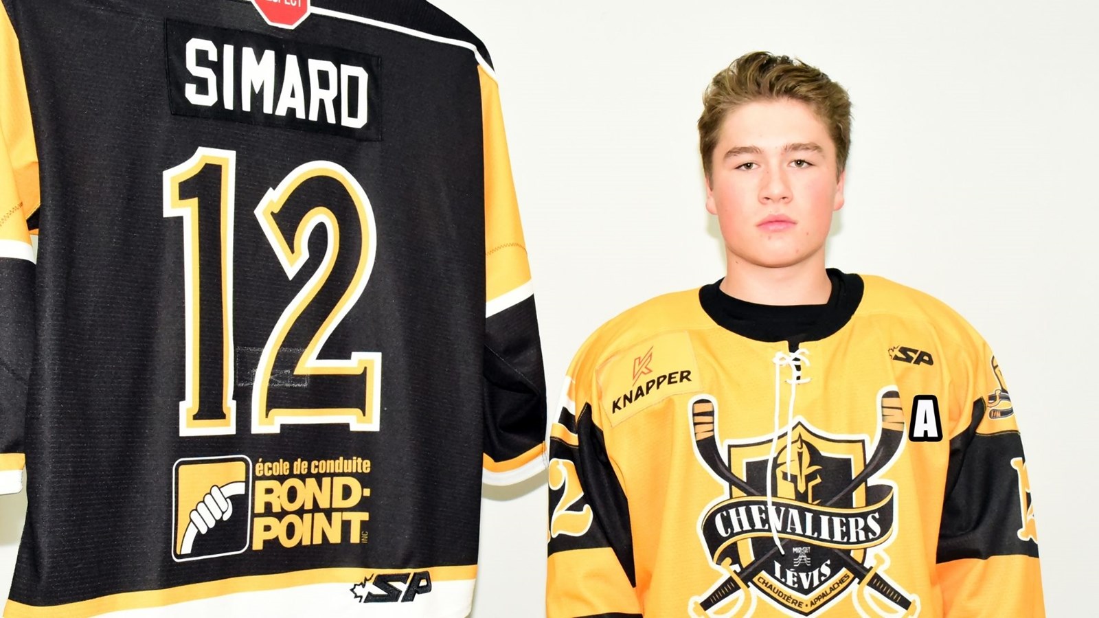Un tour du chapeau et deux passes pour Éliott Simard.