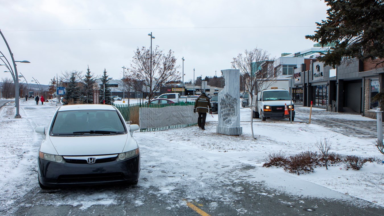 Des employés municipaux viennent en aide à une femme inconsciente au volant