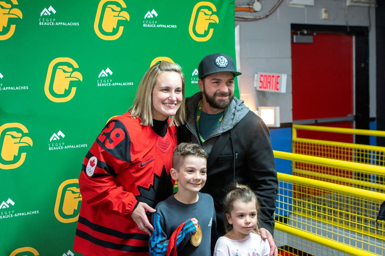 Les Condors remportent leur 2e match des séries sous les yeux de Marie-Philip Poulin