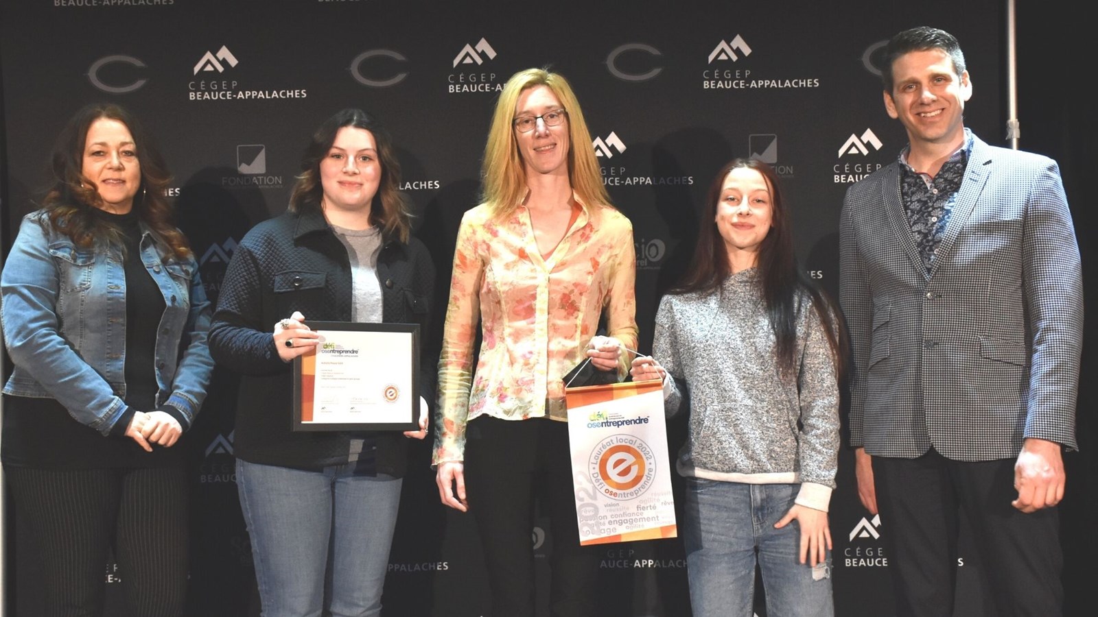 Projet Activité Pouce-Vert: Caroline Bouchard, directrice générale du Cégep Beauce-Appalaches, suivi des lauréats locaux et étudiants en Techniques de comptabilité et gestion, Ève Bernard, Karine Thibault et Mégane Roberge, et de Daniel Laflamme, directeur adjoint des études, programmes et vie étudiante.