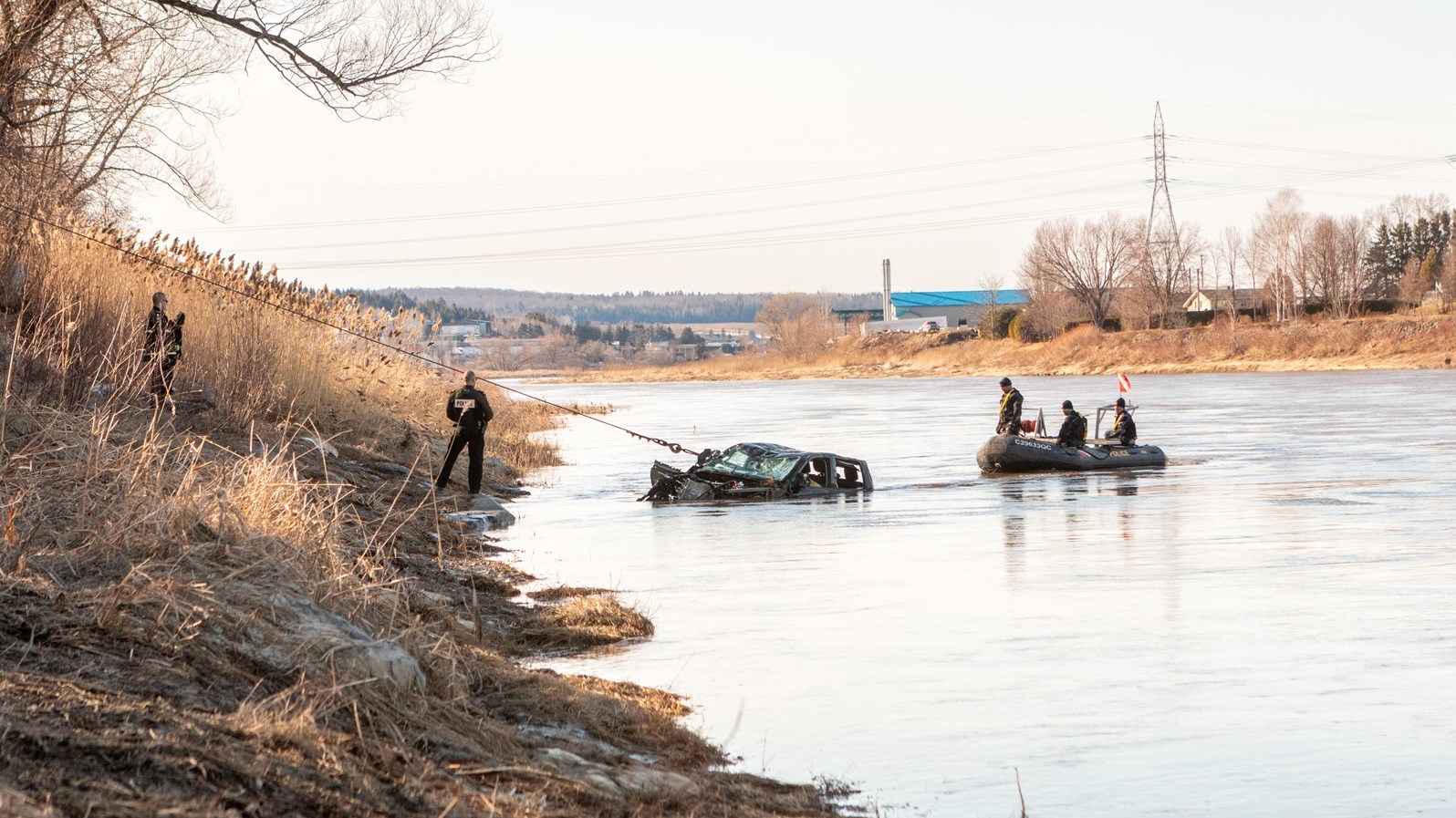 Le véhicule est extrait de la rivière