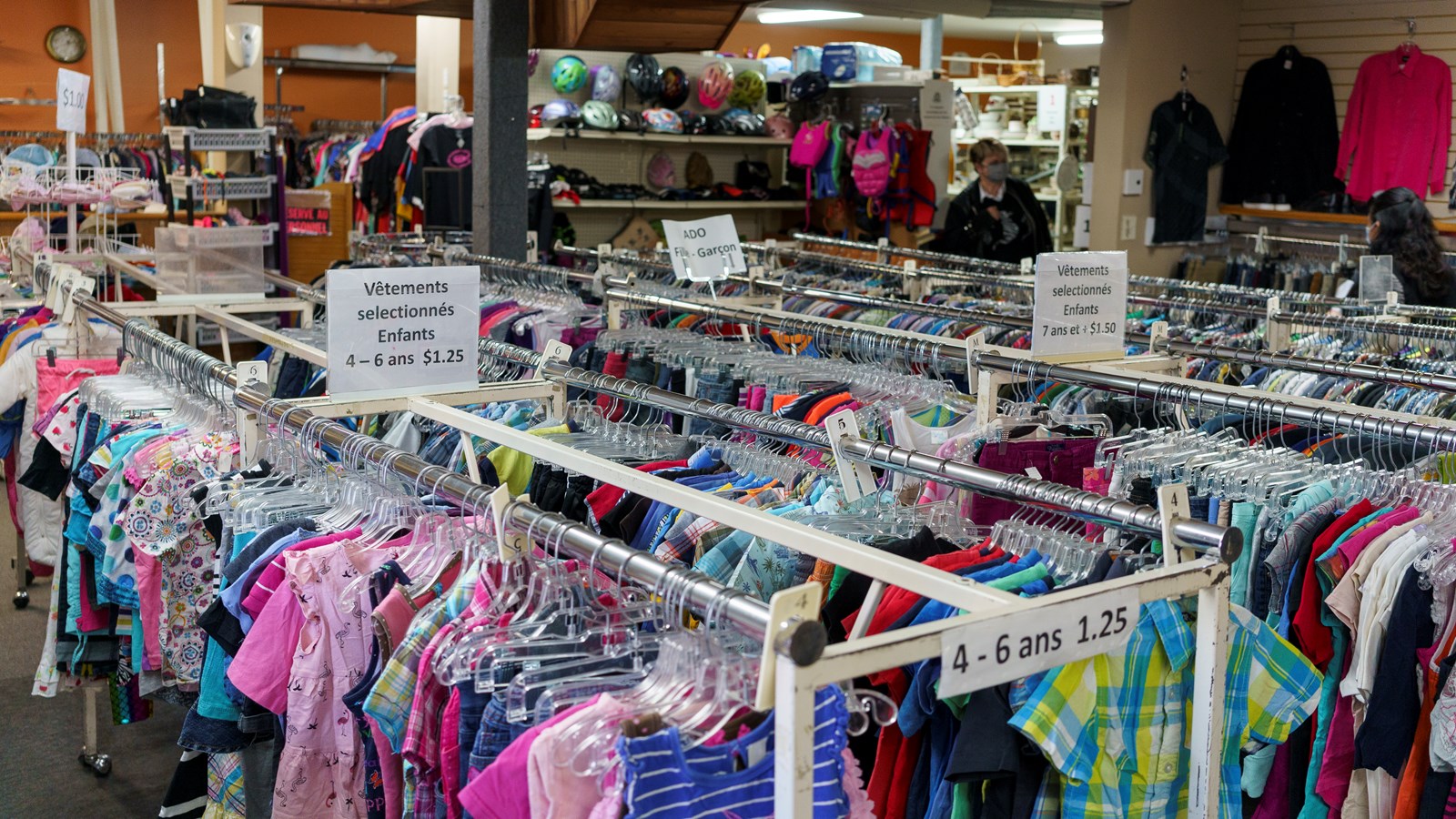 La vente des vêtements triés et mis en rayon