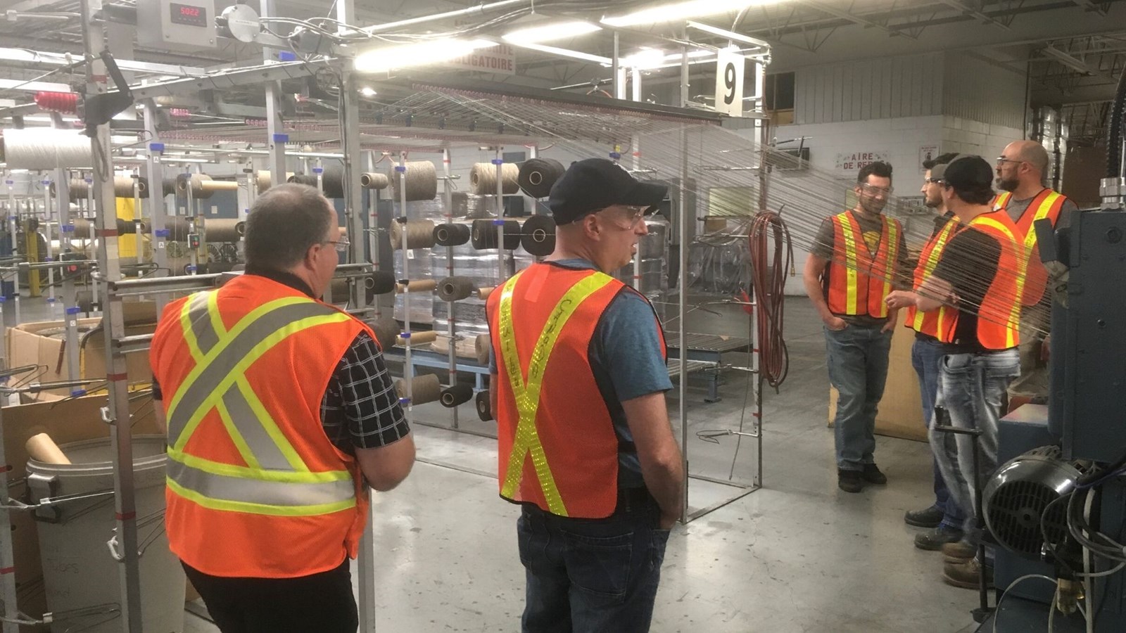 Au Québec, la formation technique en textile se donne principalement en entreprise. Dans le cadre du DEP, plus de la moitié des heures de cours se passent en milieu de travail.