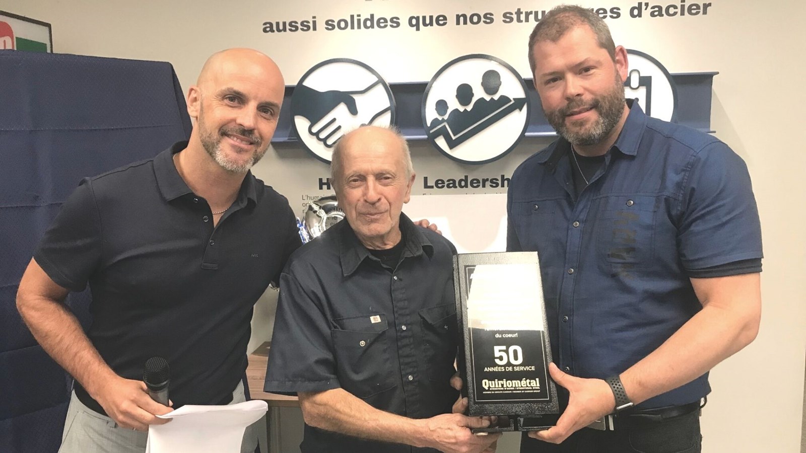 Le vice-président chez Quirion Métal, David Drouin, et le directeur général, Augustin Côté, ont remis le trophée de 50 ans de services à Alcide Couture, qui est en poste depuis le premier jour d'opération de l'entreprise de Beauceville.