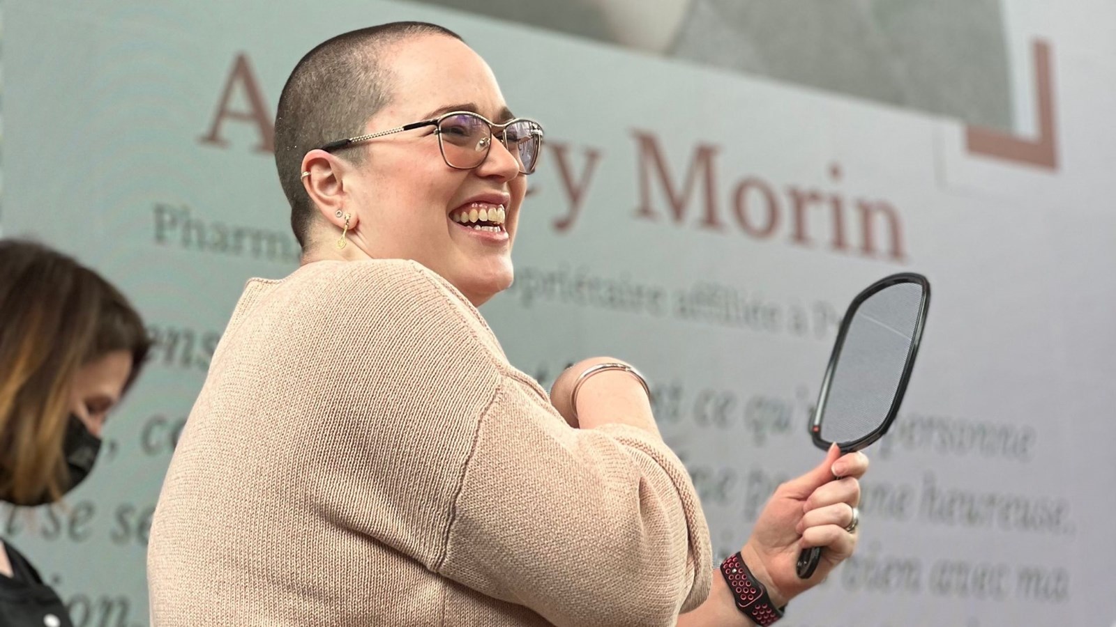 La pharmacienne Audrey Morin, de Saint-Martin-de-Beauce, découvre son nouveau look qui semble lui plaire!