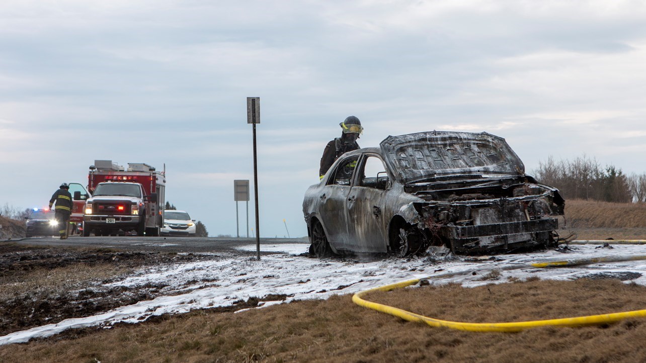Feu de véhicule sur l'autoroute 73