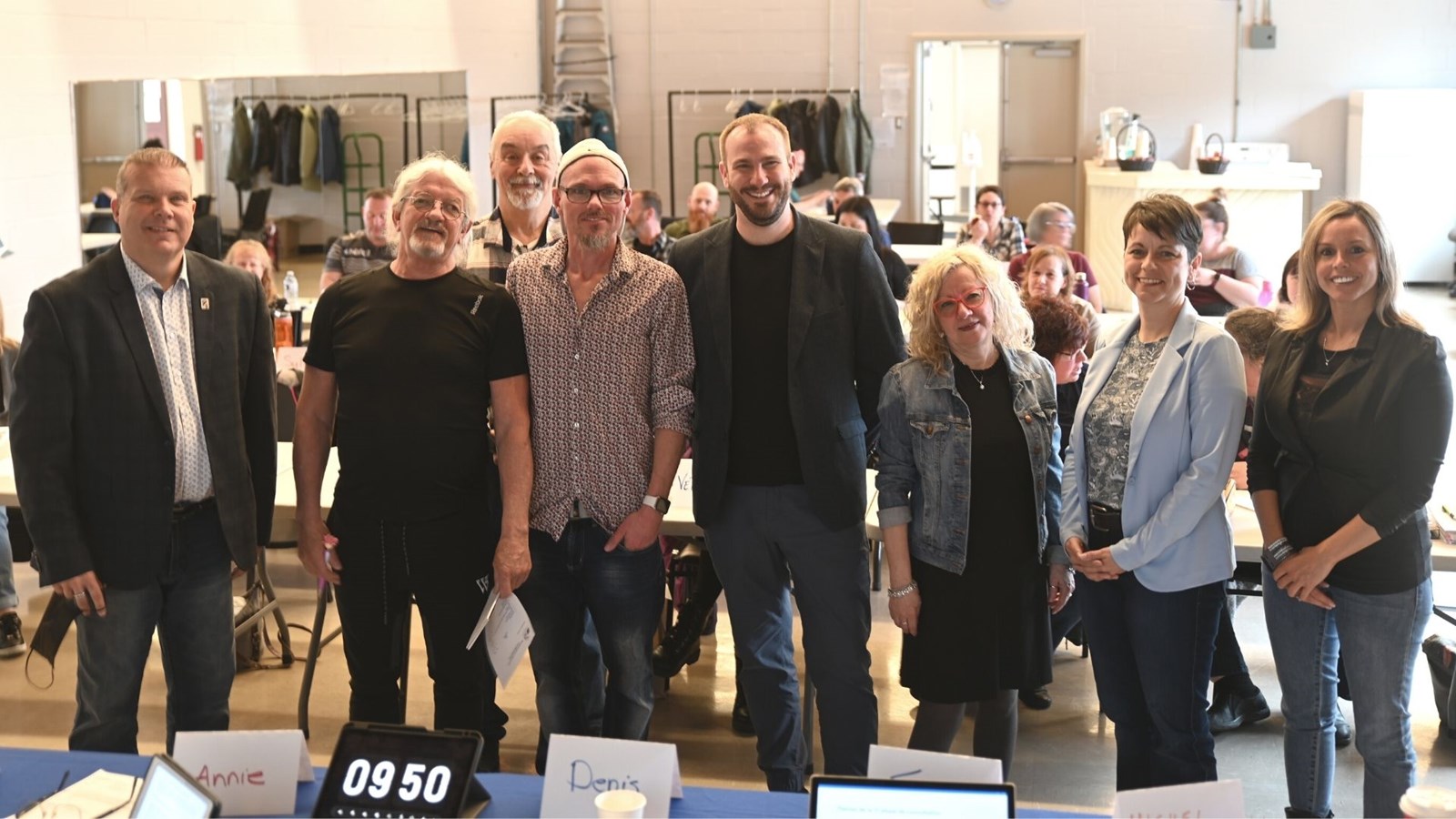 À l'extrême gauche, le président du FPSS-CSQ, Éric Pronovost, lors de sa rencontre aujourd'hui avec des membres du Syndicat du personnel de soutien scolaire de la Beauce-Etchemin.