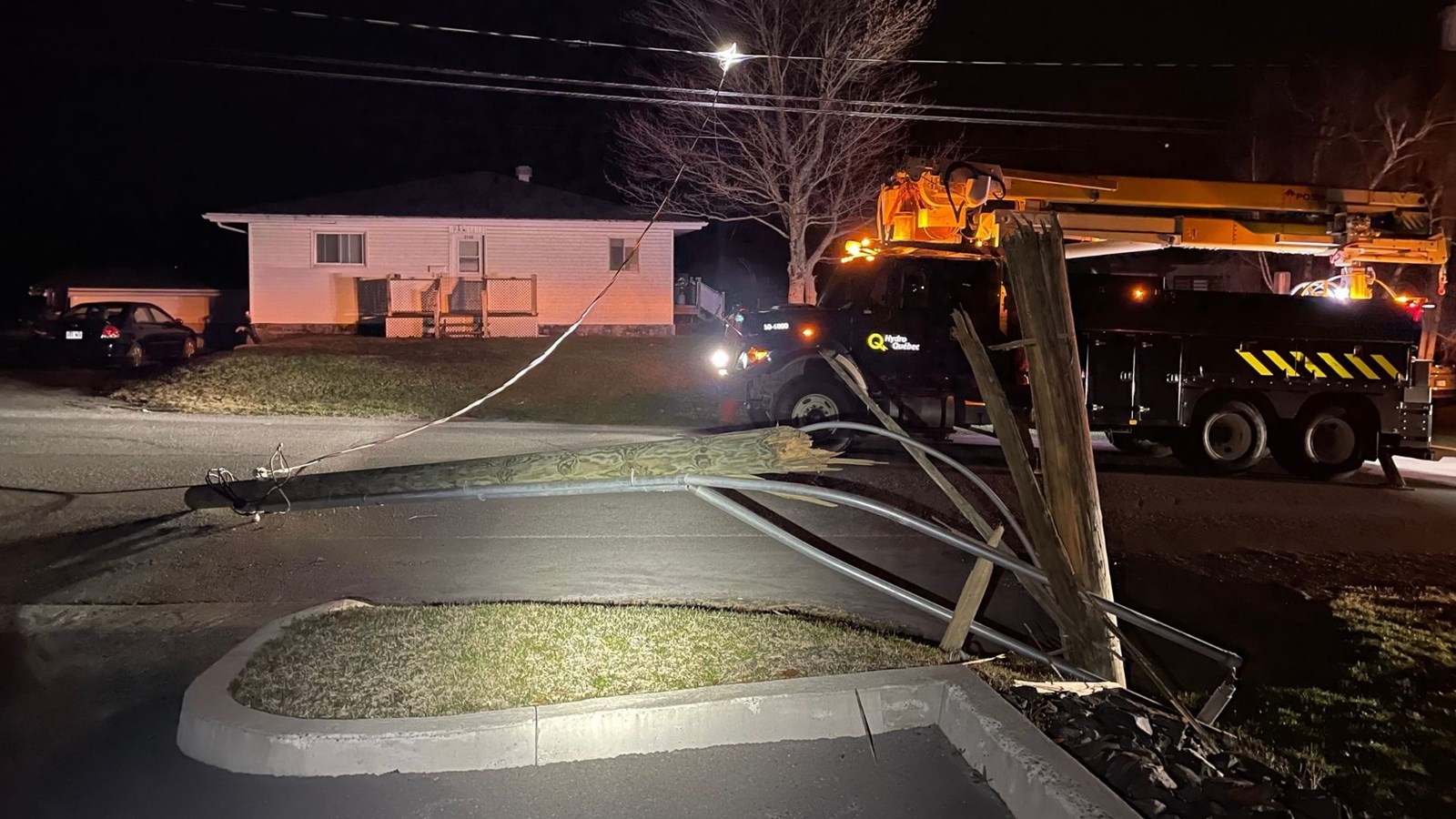 Une voiture percute un poteau d'Hydro-Québec à Saint-Georges