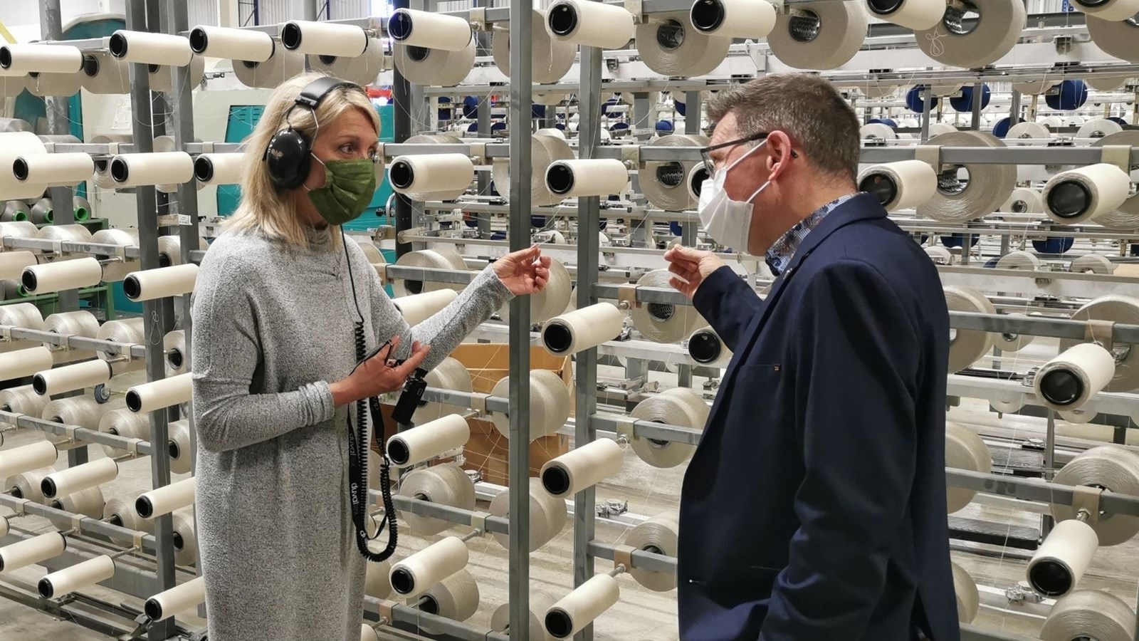 Le président de Duvaltex, Alain Duval, a fait faire un tour de l'usine à la ministre Lucie Lecours.