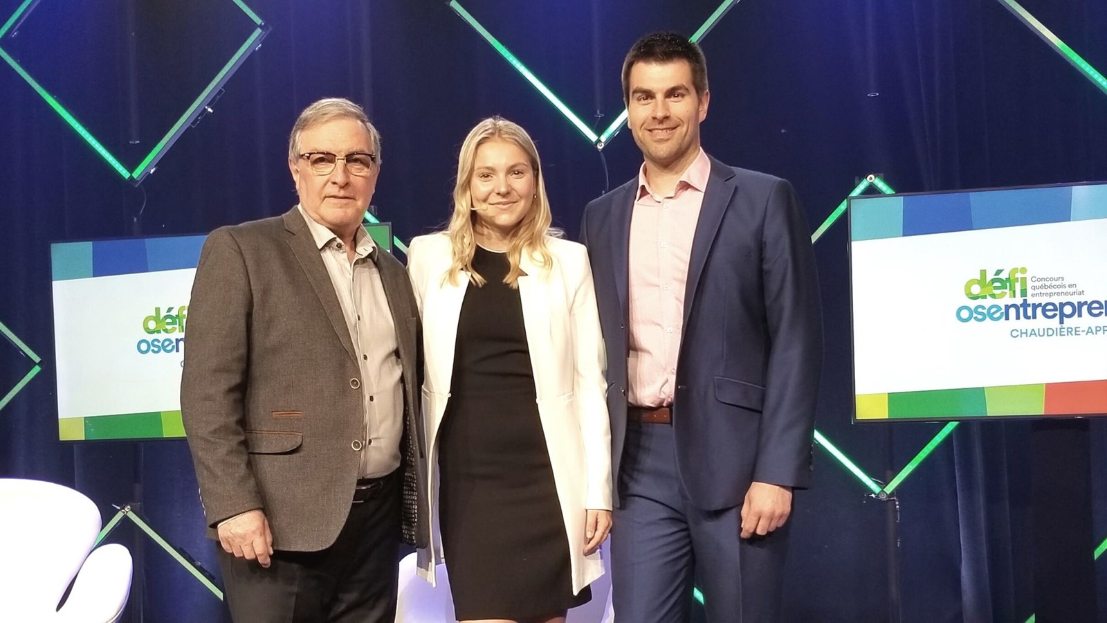 Les co-présidents d'honneur, Michel et André Montminy, en compagnie de l'animatrice de la soirée, Marie-Philippe Benoît.