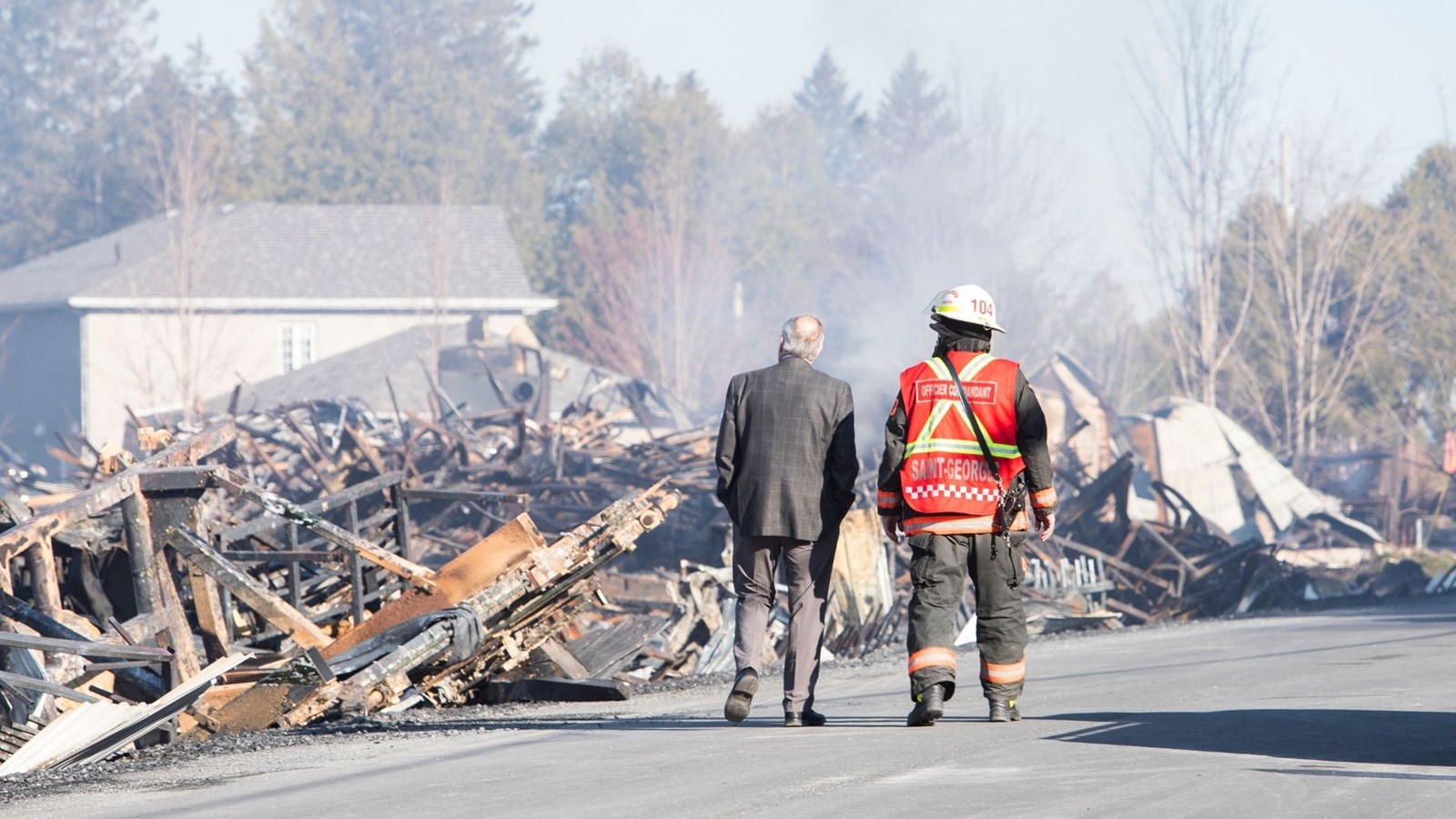 Tôt hier matin, le maire Claude Morin s'est rendu sur le site de l'incendie.