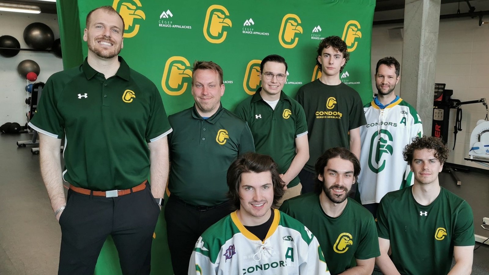 L’entraîneur-chef, Pier-Alexandre Poulin, avec quelques membres de sa formation lors du point de presse pour faire le bilan de la saison qui vient de se terminer.