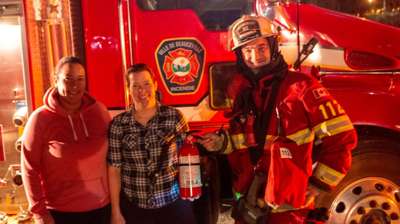 Jessica Rodrigue, Valérie Béchard et Émile Paris, préventionniste et directeur adjoint du SSI de Beauceville.