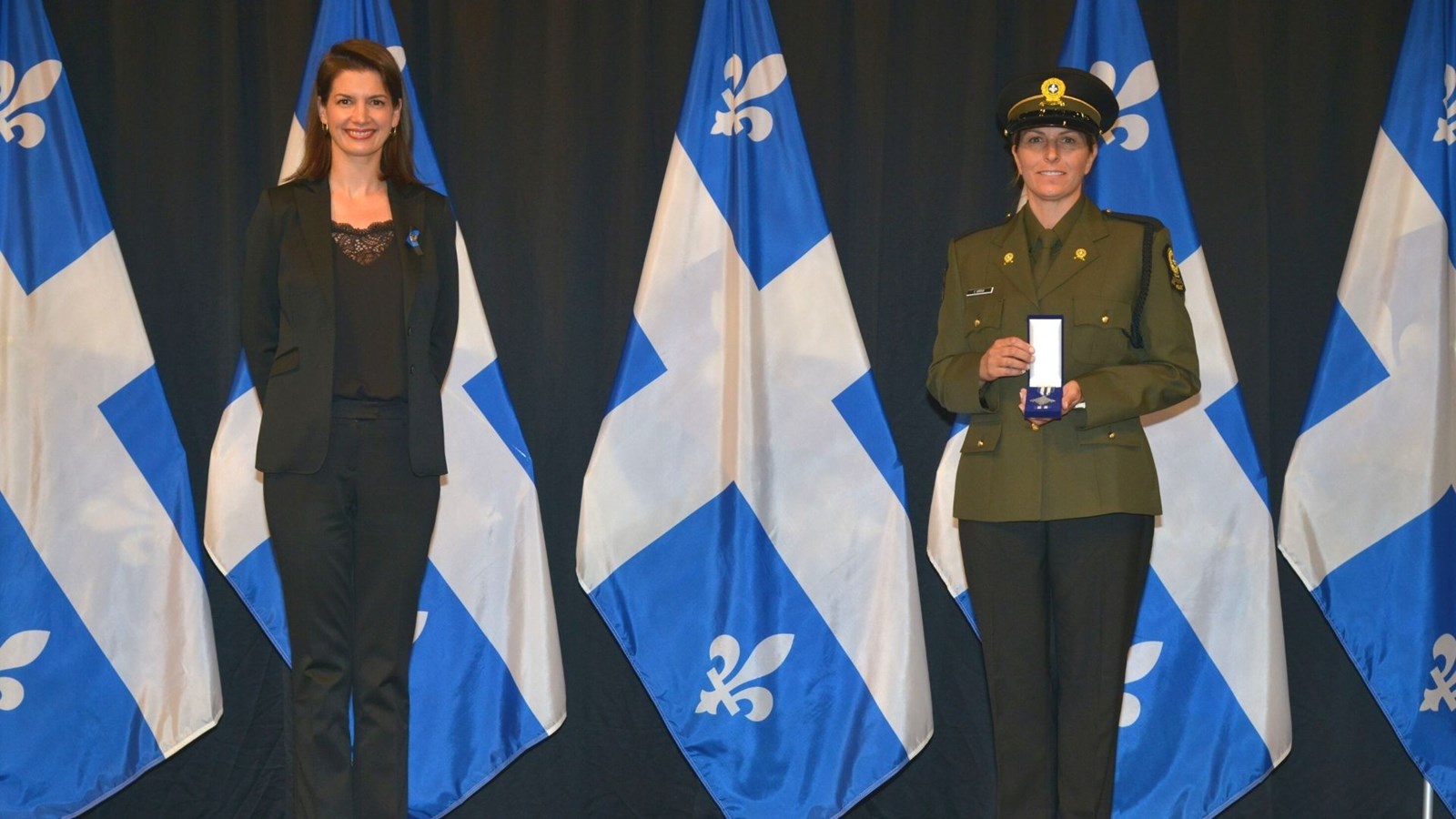 Geneviève Guilbault, vice-première ministre et Catherie Giroux, agente de la SQ