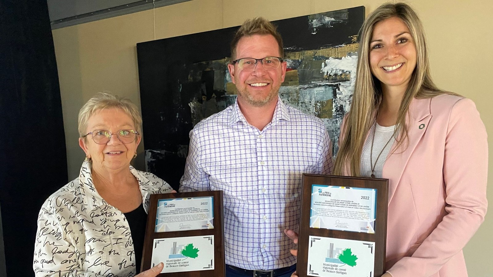 Catégorie Préservation et mise en valeur du paysage: Hélène Poulin de la Société historique de Saint-Côme de Kennebec et de Linière, Yvan Paré maire de Saint-Martin qui a remis le prix et Maryane Bélanger, directrice générale de la municipalité de Saint-Côme-Linière.