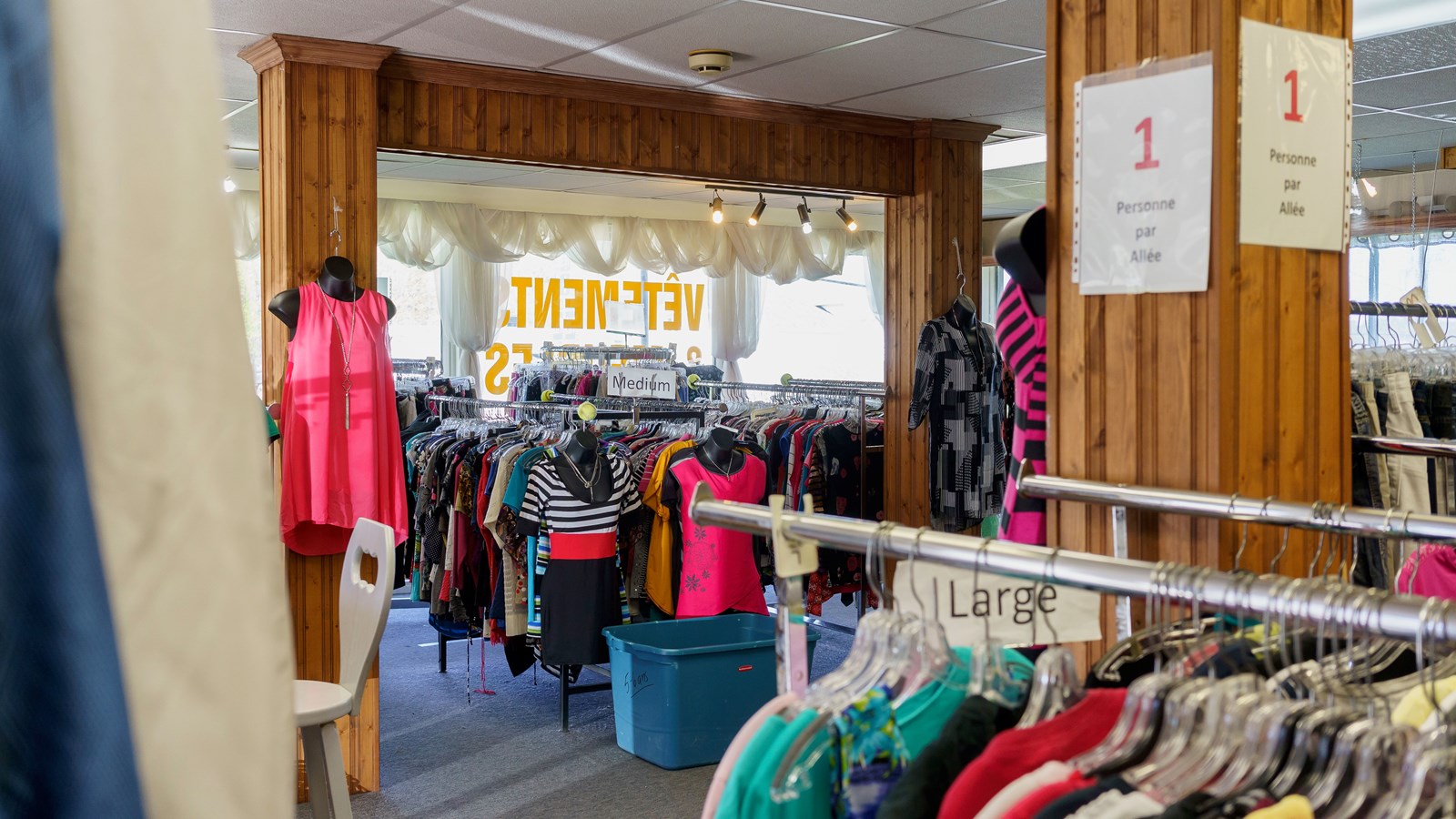 Une grande section de vente de vêtements.