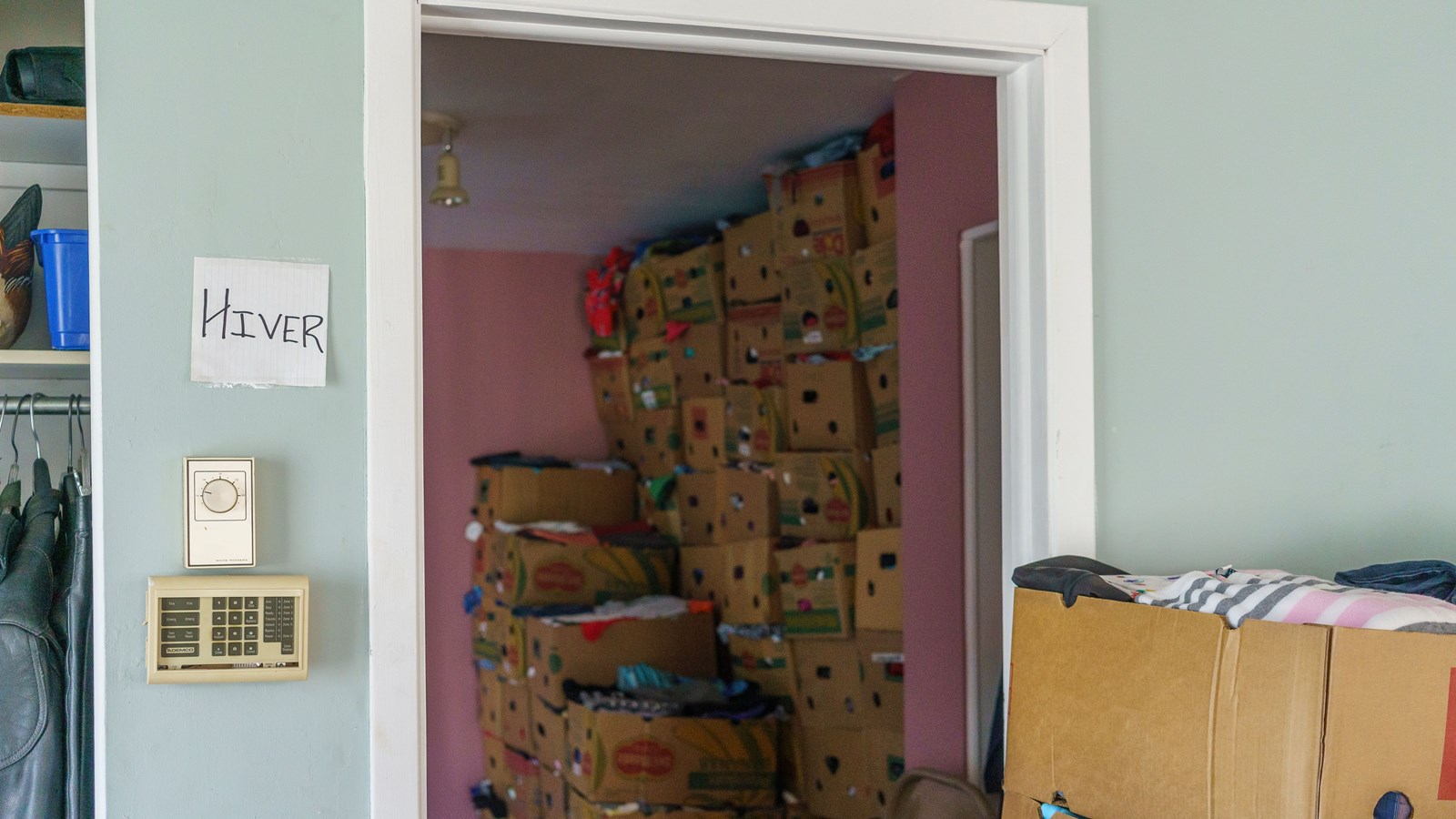 Toutes les boîtes sont stockées dans des chambres, une pour l’hiver et une pour l’été.