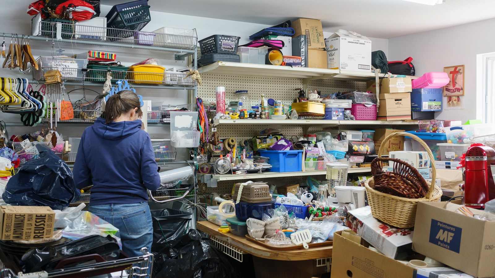 Tout ce qui est « bric à brac » est entreposé dans une grande pièce.