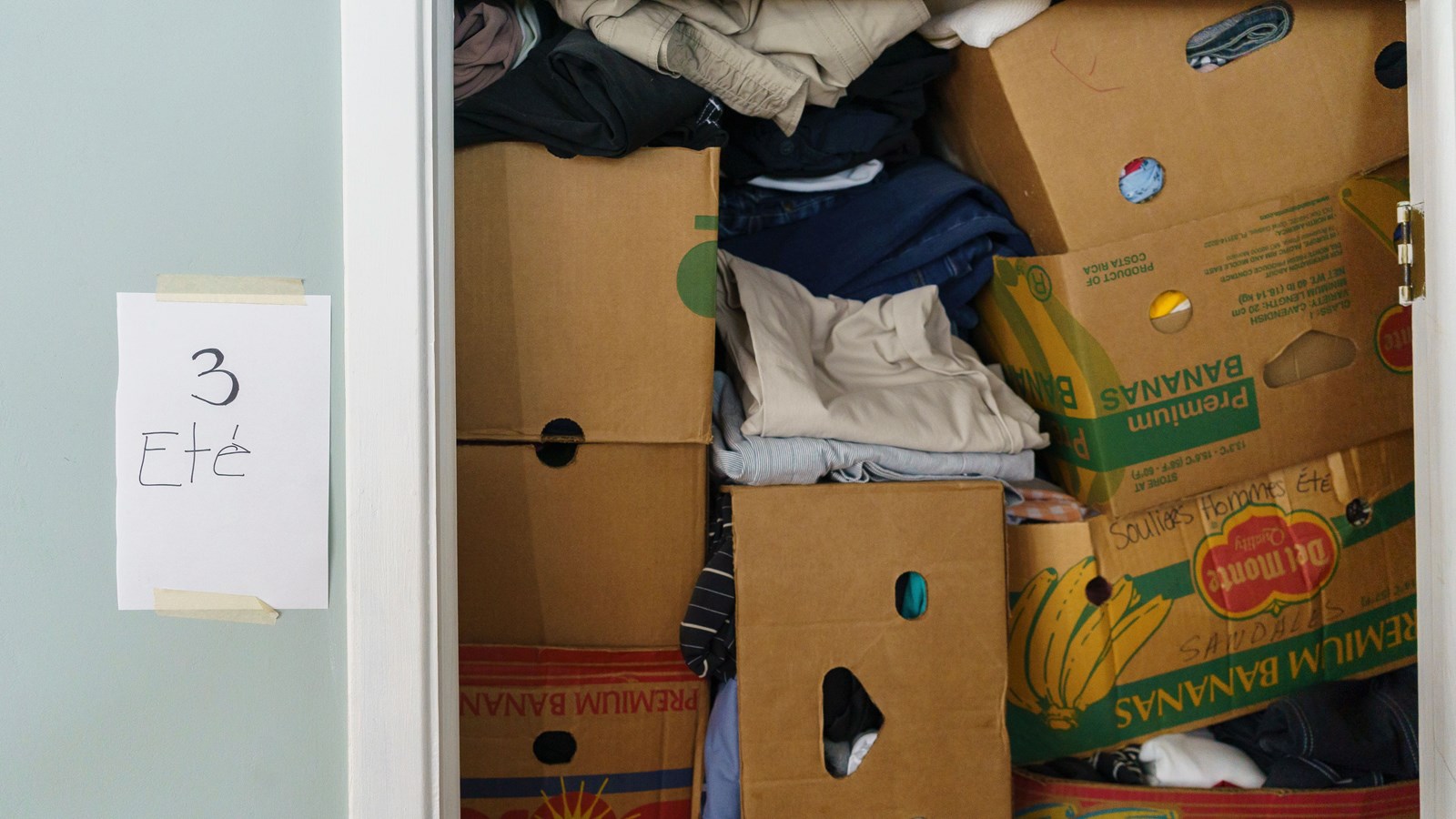 Une chambre pleine de boîtes pour l'été.