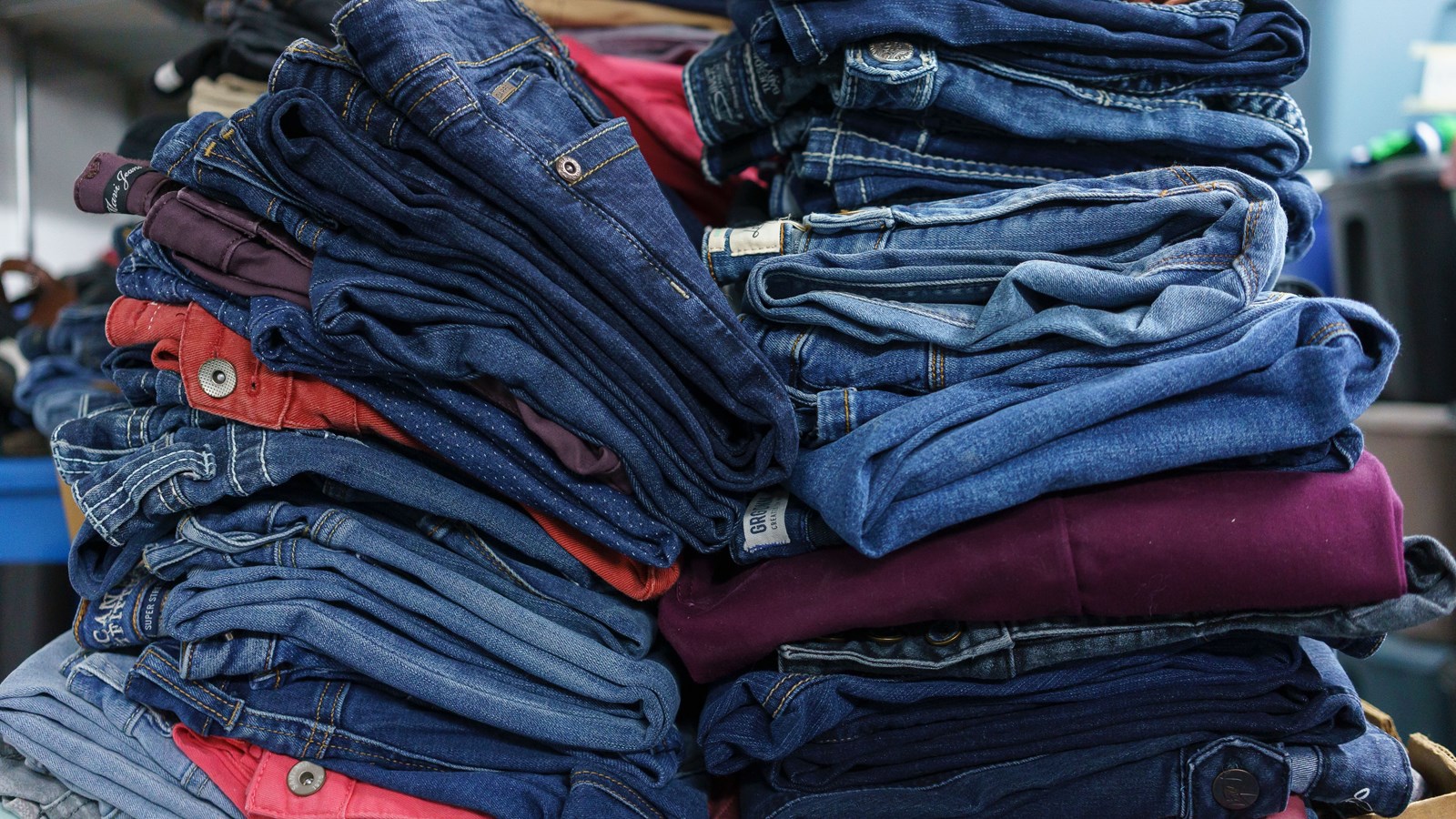 Une pile de jeans attend son tour pour aller au magasin.