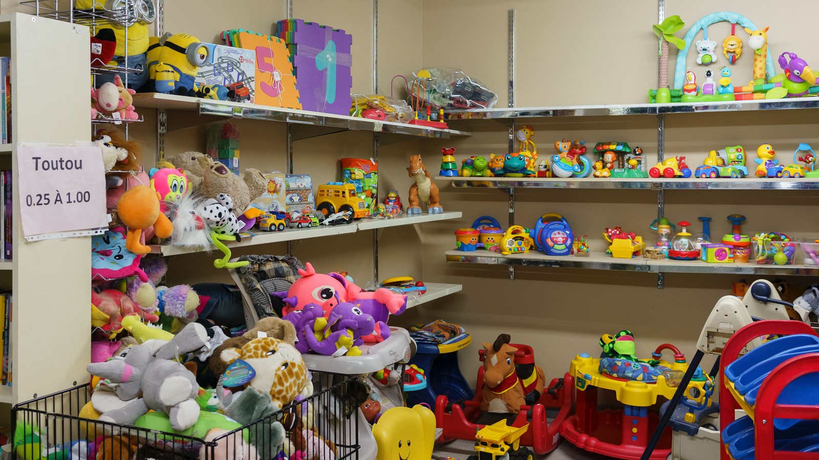 Beaucoup de jouets pour les plus petits.