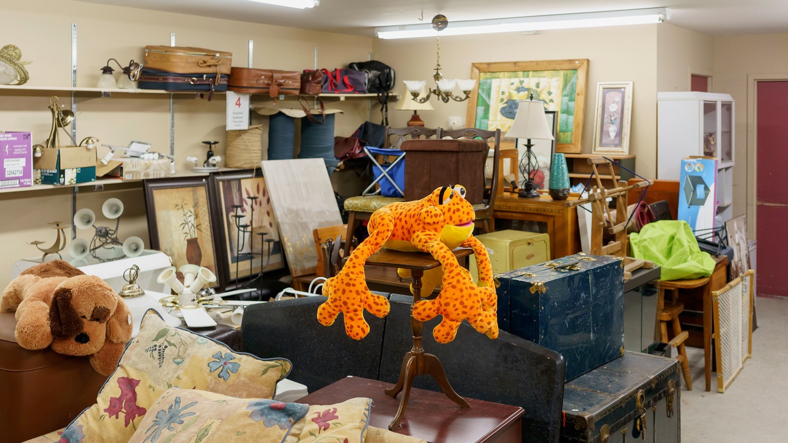 Des meubles et des accessoires.