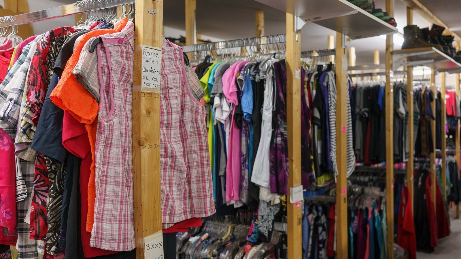Une quantité phénoménale de vêtements en attente.
