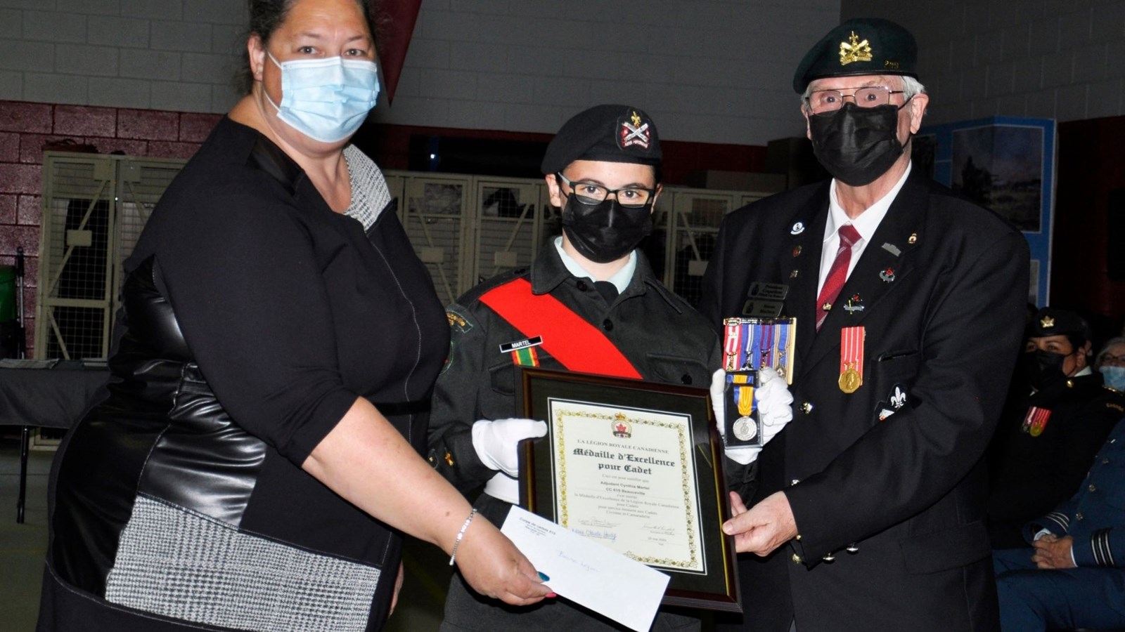 Cadet adjudant Cynthia Martel et M. Simon Mathieu CD membre de la légion Royale Canadienne et Mme Marie Claude Hardy présidente du comité de soutien.
