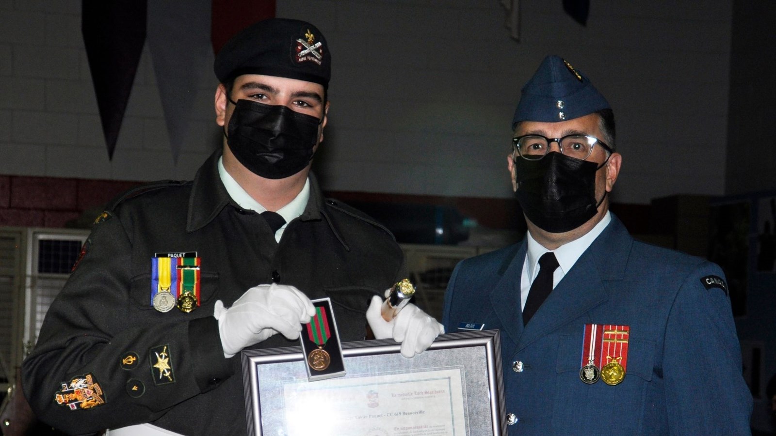 Cadet adjudant-chef Xavier Paquet et le Lt Colonel Daniel Bolduc CD
