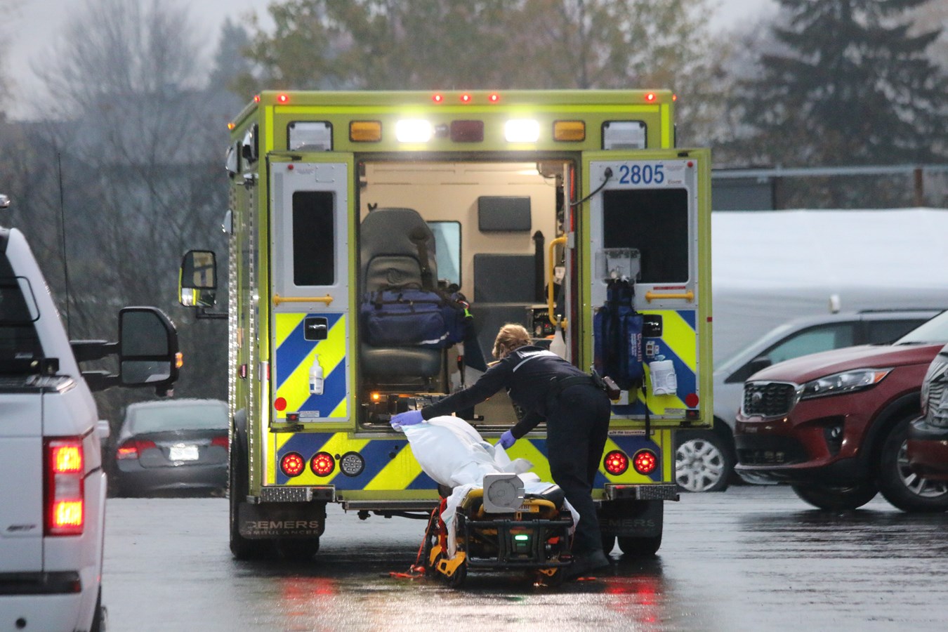 Les techniciens ambulanciers dans le feu de l'action