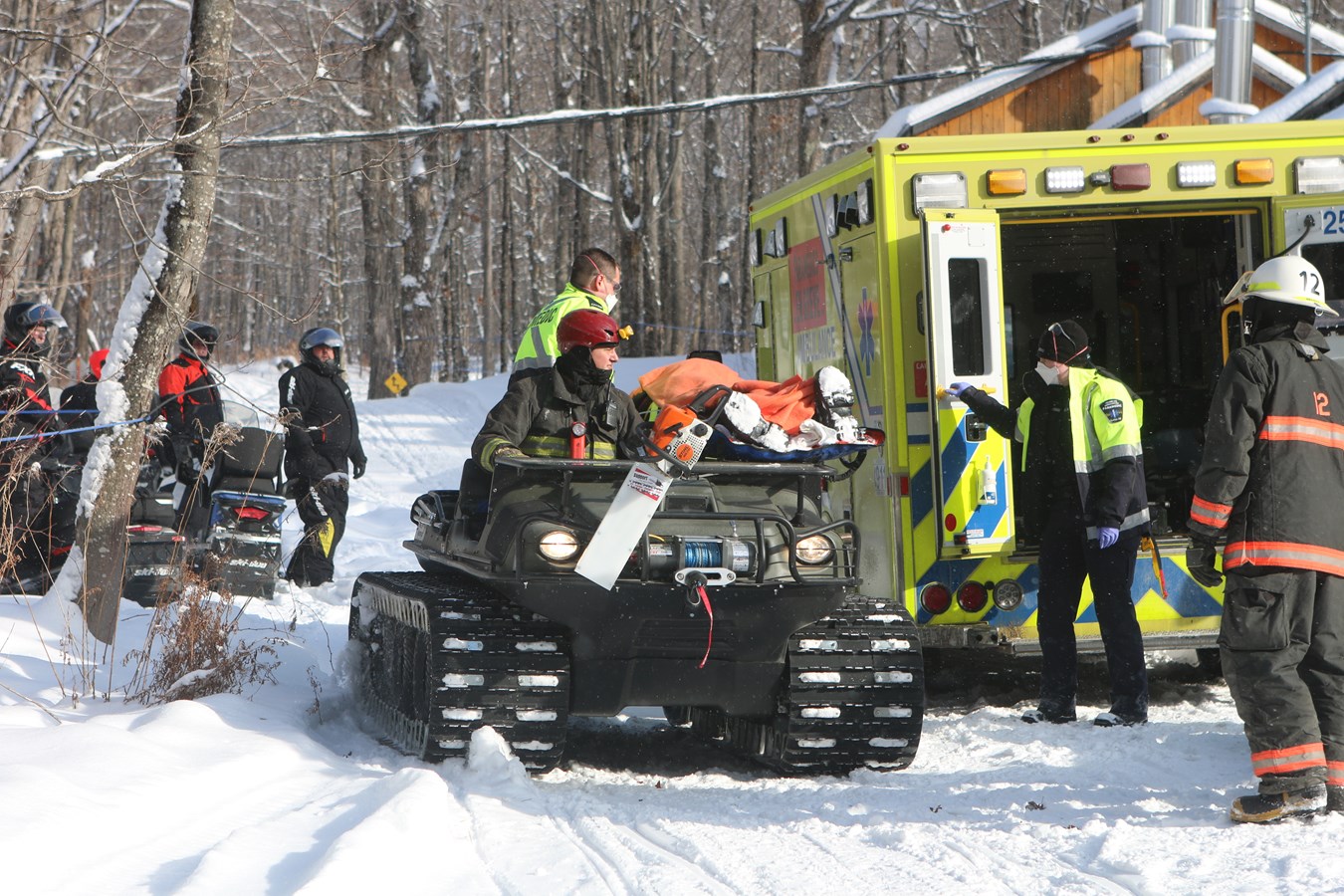 Les techniciens ambulanciers dans le feu de l'action