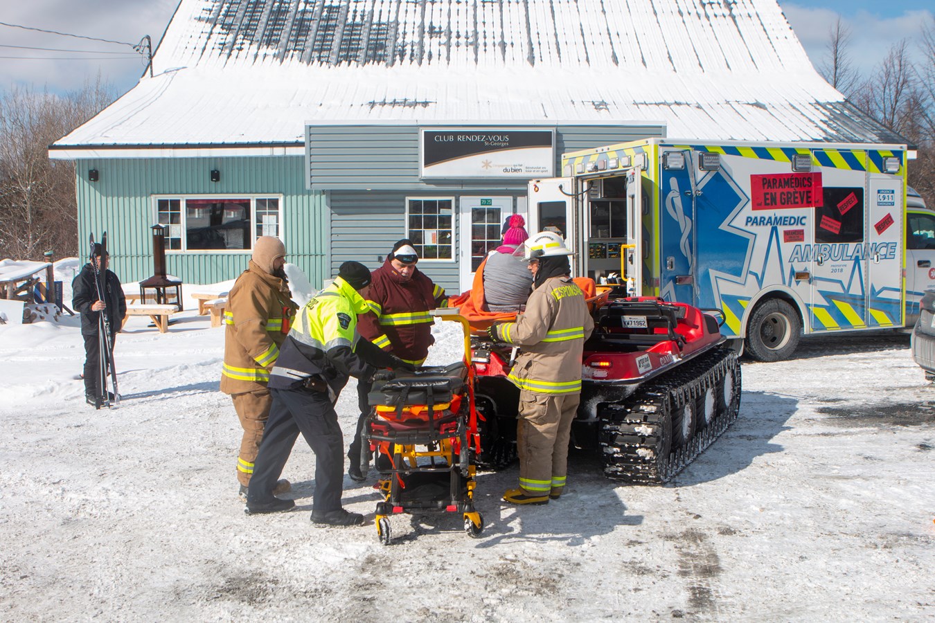 Les techniciens ambulanciers dans le feu de l'action