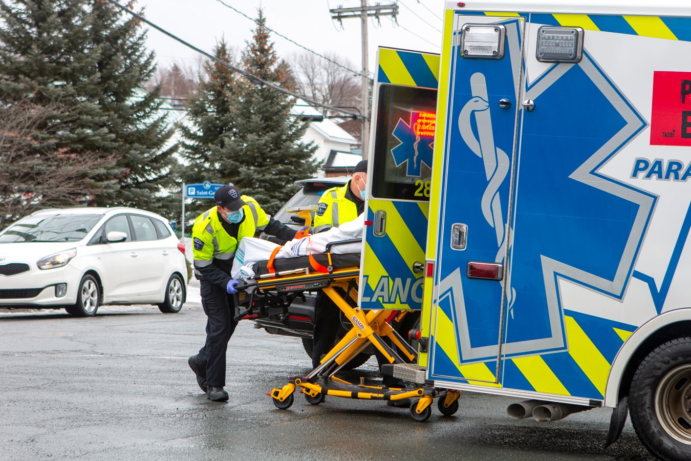 Les techniciens ambulanciers dans le feu de l'action