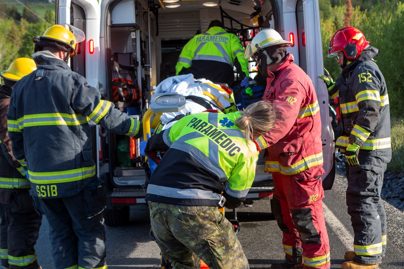 Les techniciens ambulanciers dans le feu de l'action