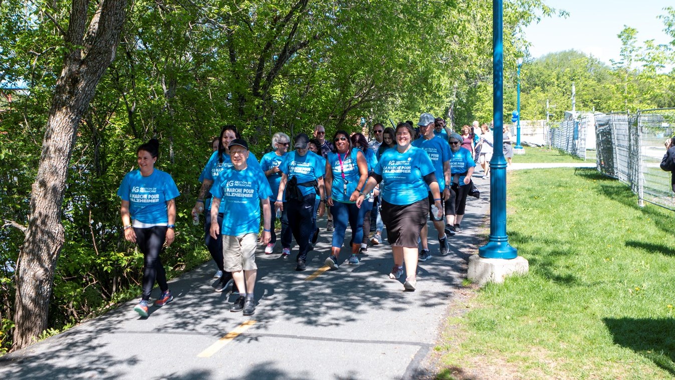 Une centaine de personnes marchent pour l'Alzheimer