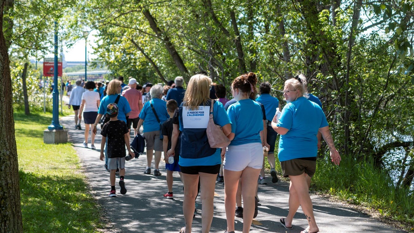 Une centaine de personnes marchent pour l'Alzheimer