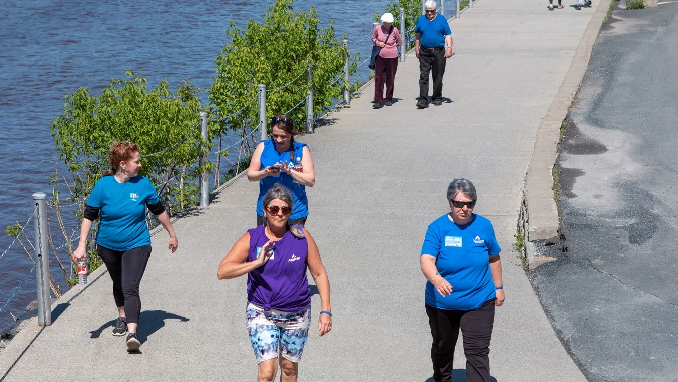 Une centaine de personnes marchent pour l'Alzheimer